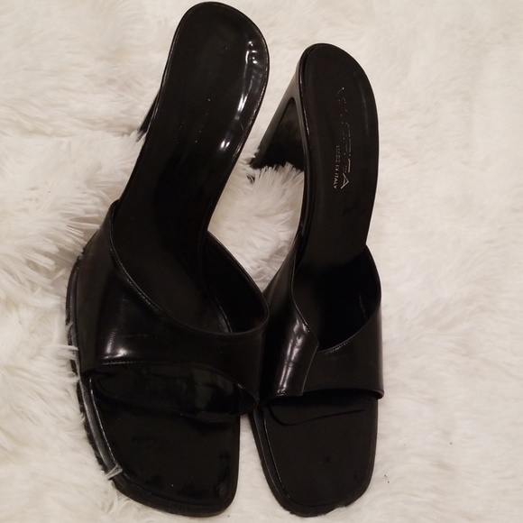 Shoe - Picture 2 of 3